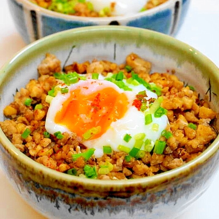 鶏肉と豆腐でヘルシー！鶏豆腐のそぼろ丼